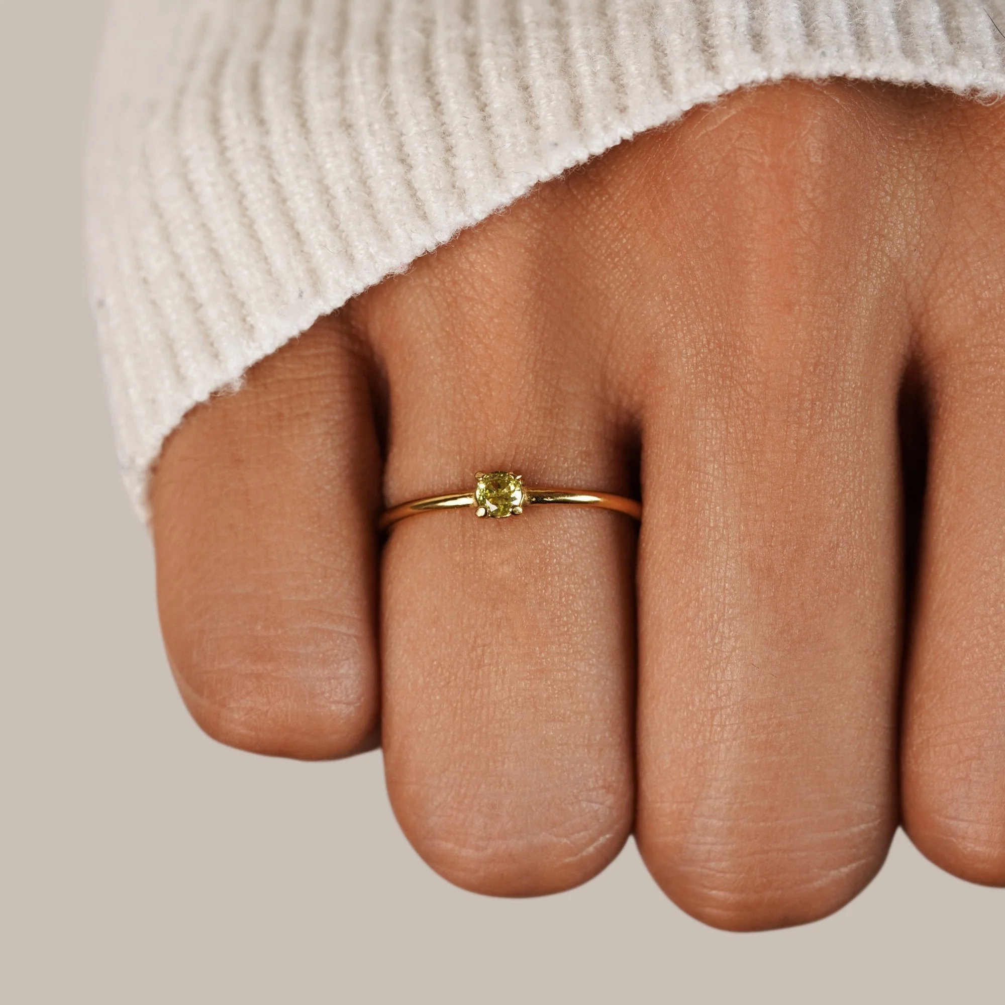 August Birthstone 18K Gold Ring - Image 2