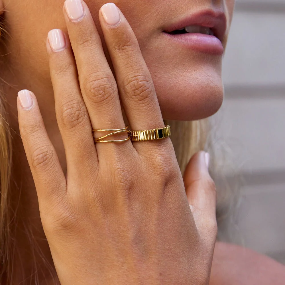 Black Crystal Ribbed Ring - Image 2