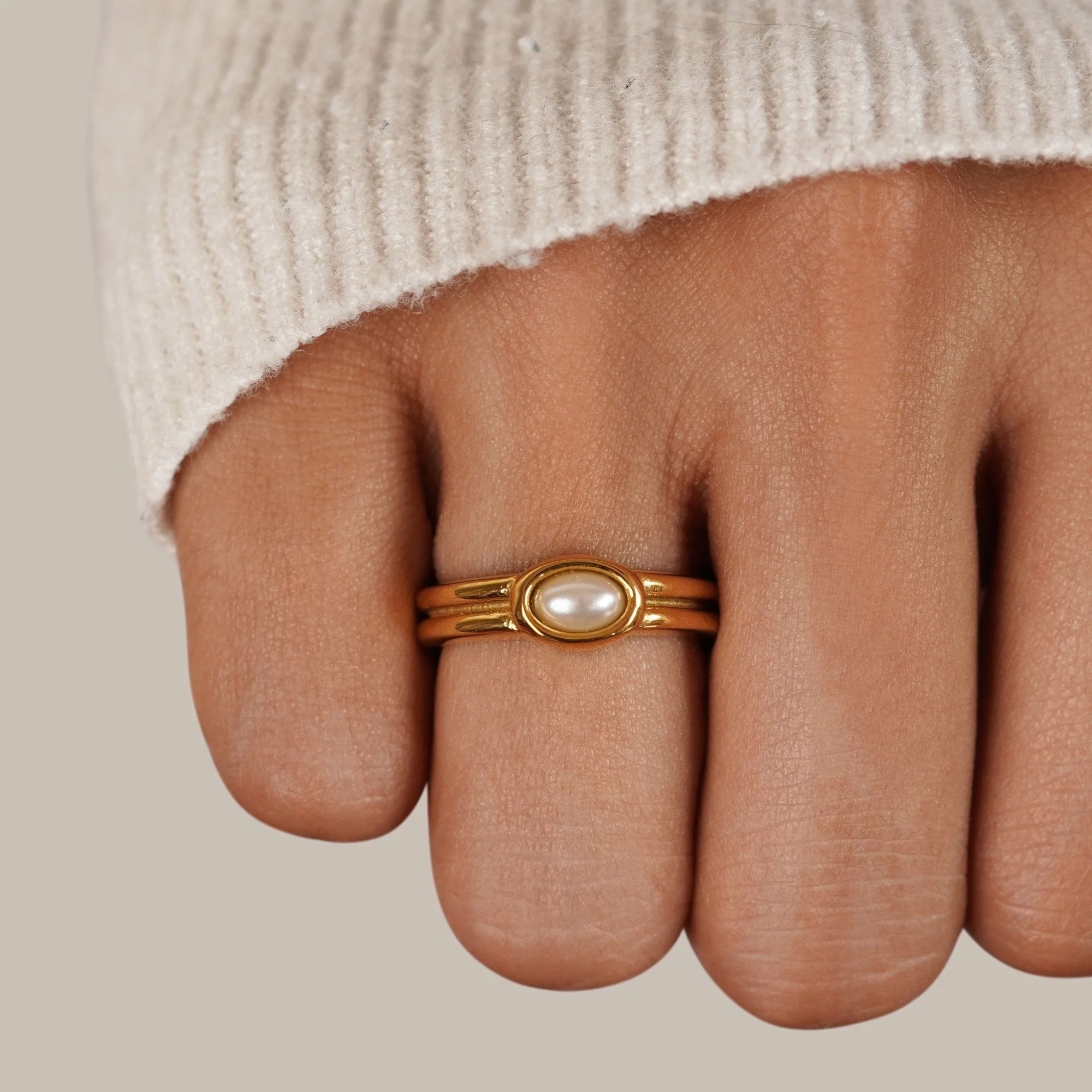 Chunky Pearl 18K Gold Ring - Image 2