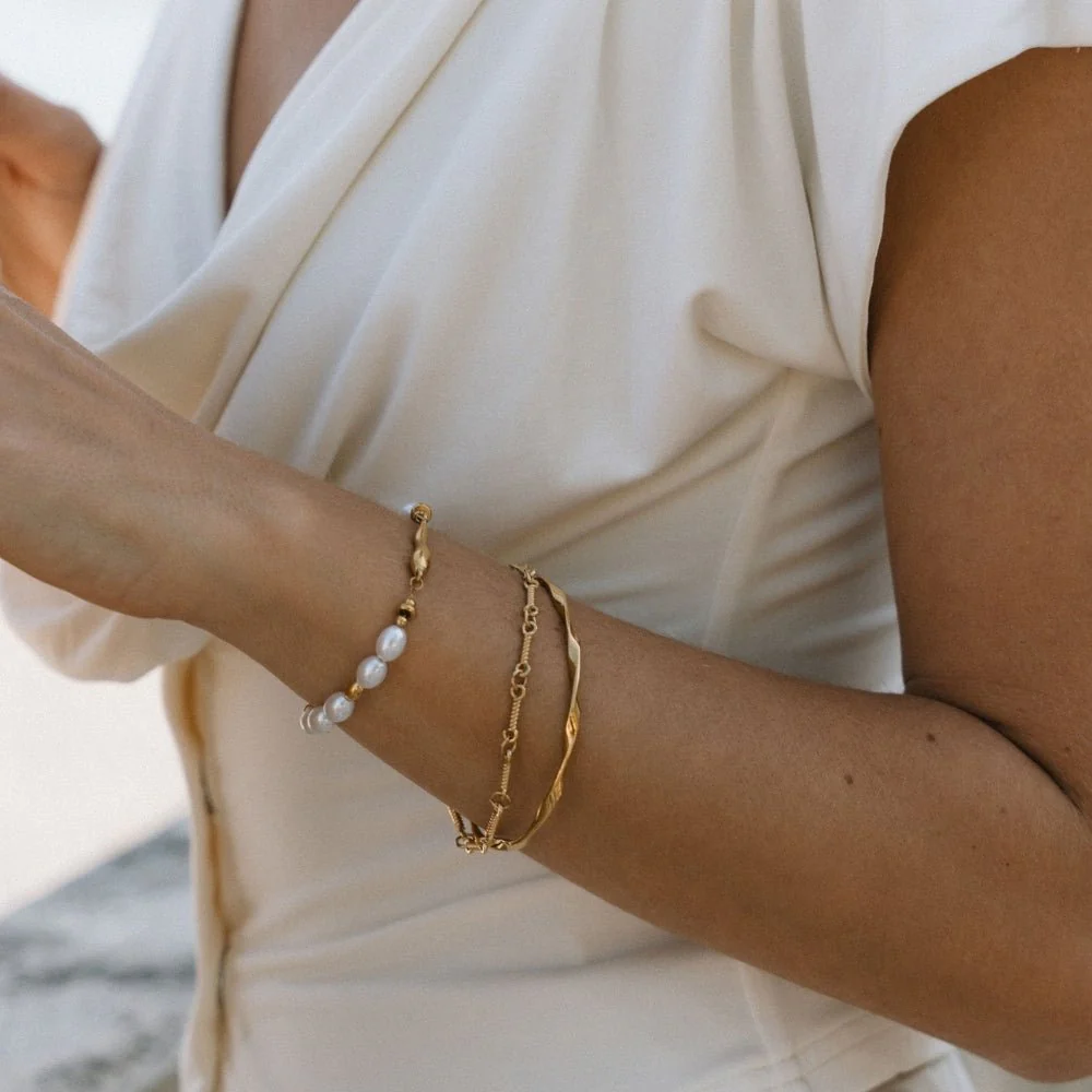 Figaro Gold Knot Chain Bracelet - Image 4