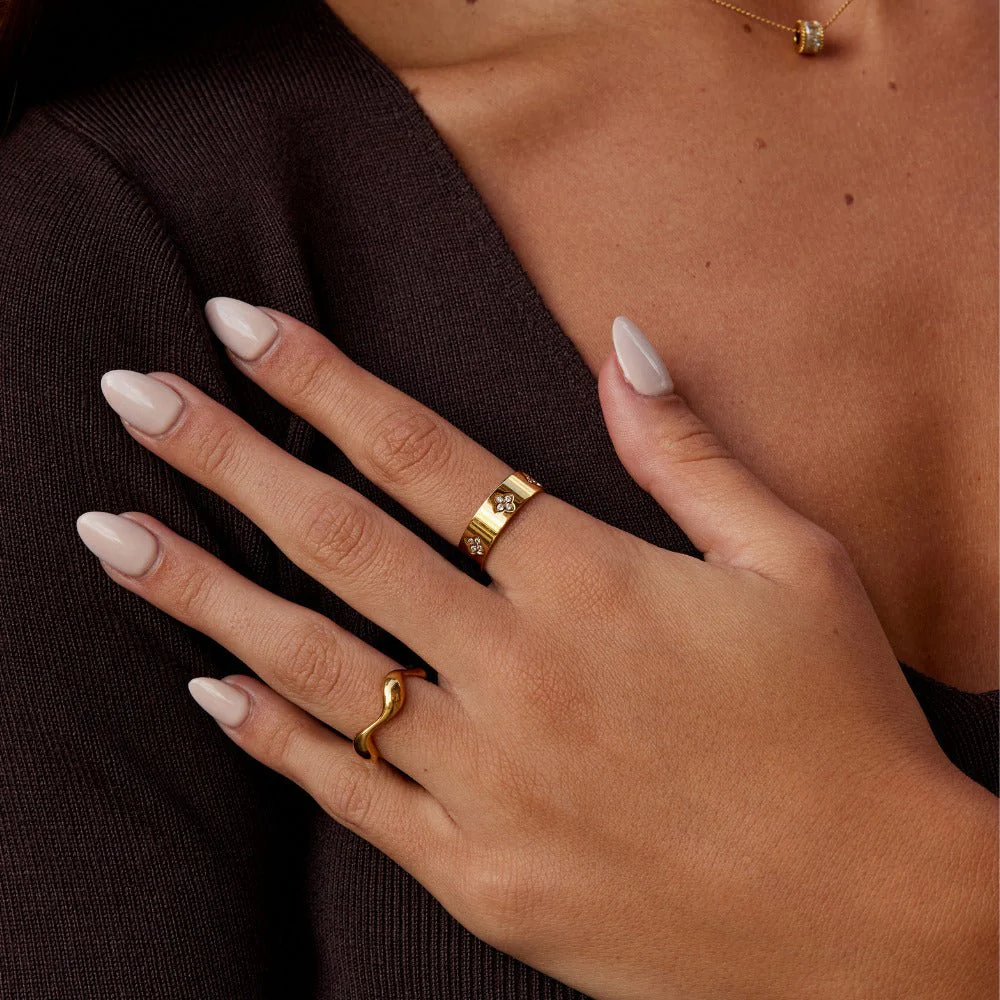 Gold Crystal Clover Band Ring - Image 3