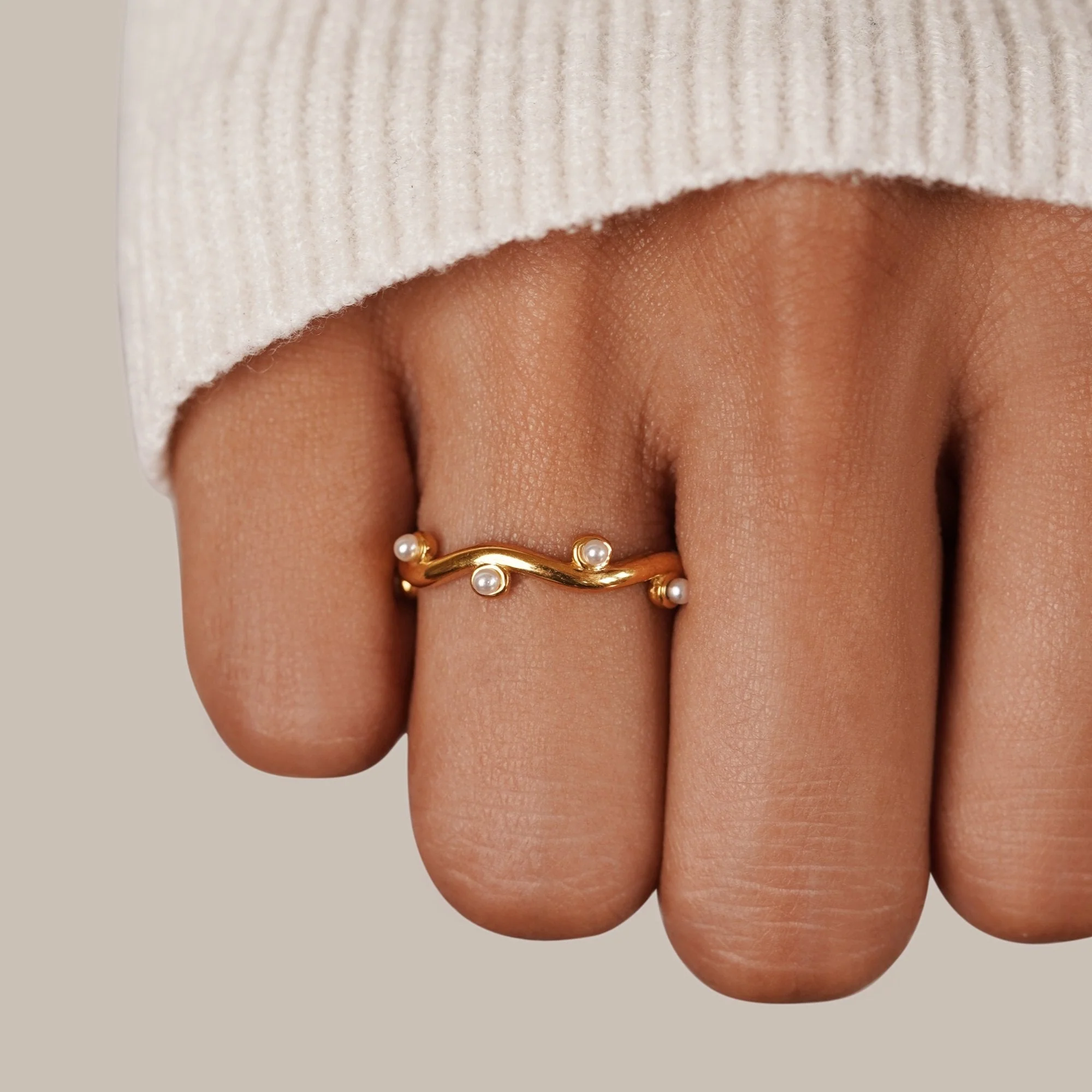 Wavey Pearl 18K Gold Ring - Image 2