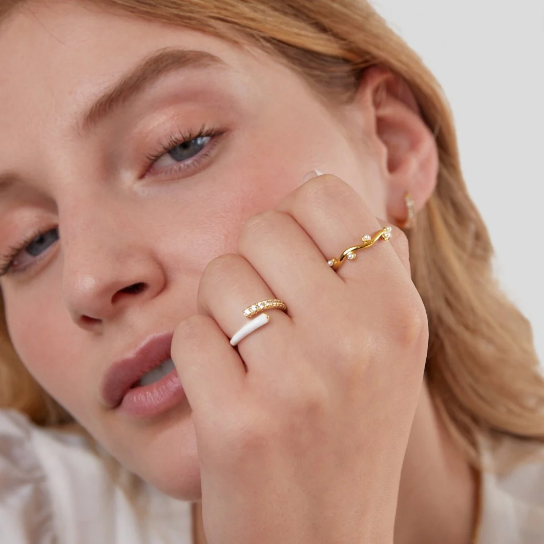 Wavey Pearl 18K Gold Ring - Image 4