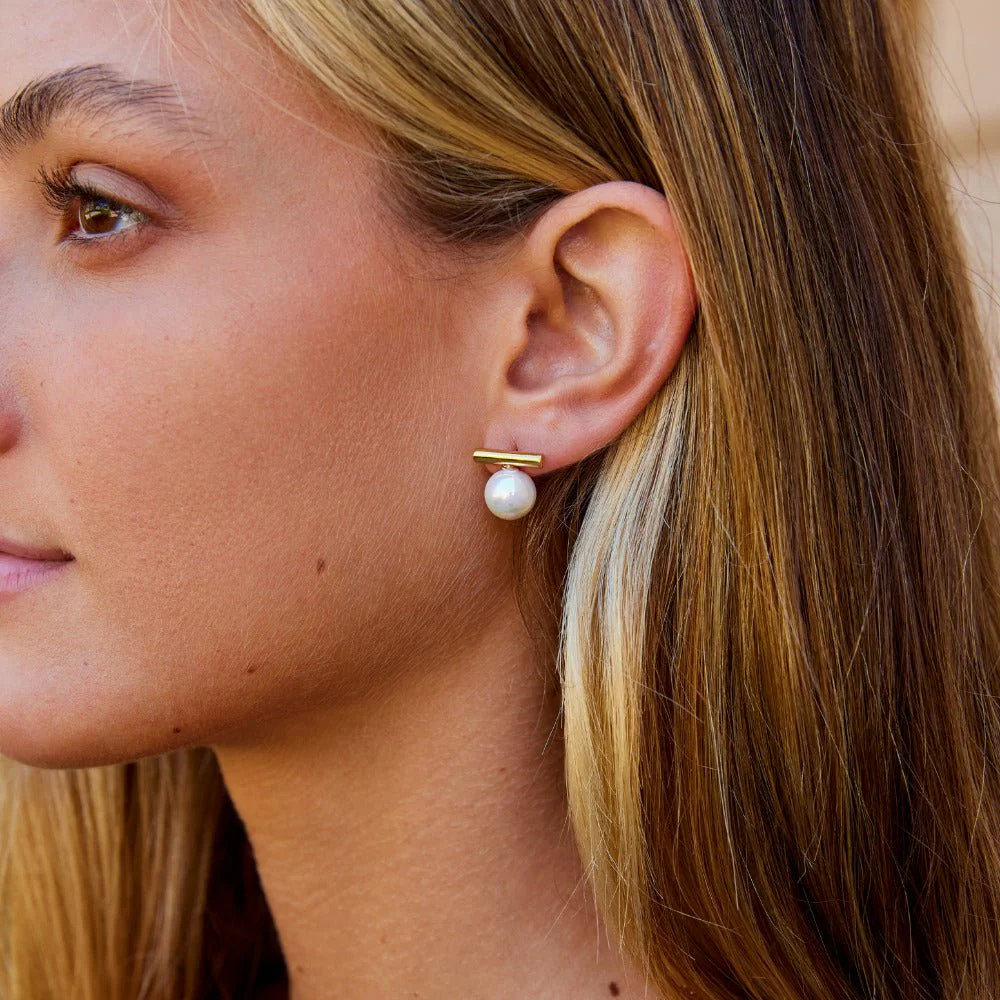 Yuna Pearl Stud Earrings - Image 5